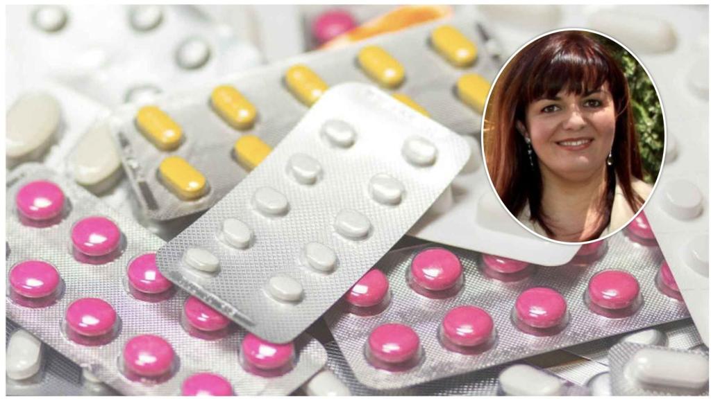 La doctora Ana Belén Silguero entre medicamentos