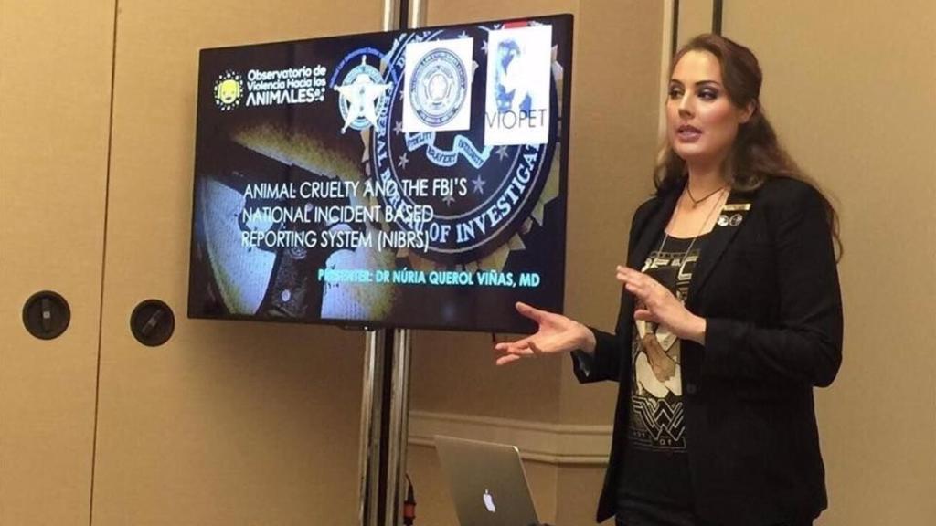 Núria durante una charla en Estados Unidos en materia de protección animal.