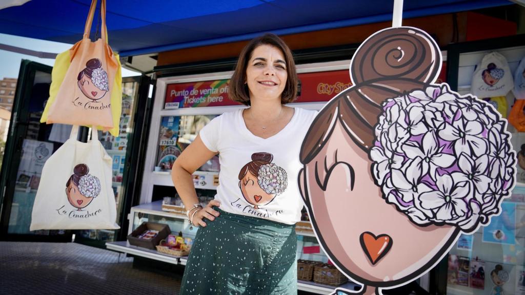 Maria José Torres al lado de 'La Cenachera' en su quiosco.