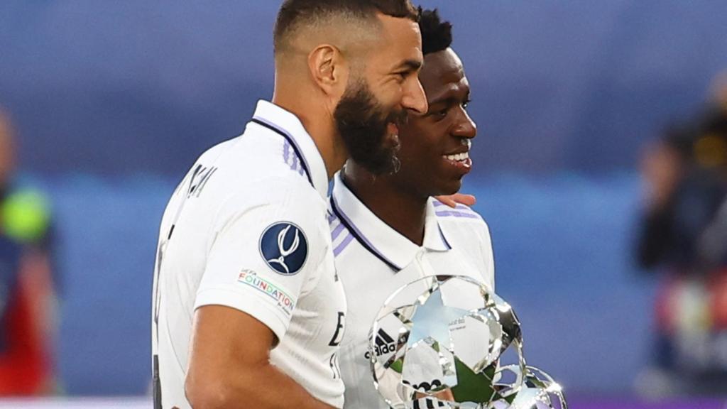 Karim Benzema y Vinicius Júnior con los premios de mejor jugador y mejor jugador joven de la Champions League 2021/2022.
