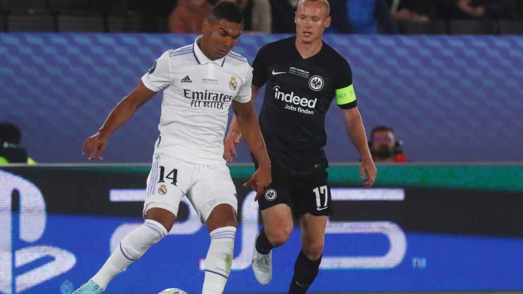 Casemiro pasa el balón.