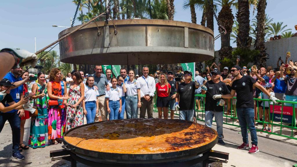 Un momento de la cocción del arroz con costra, este miércoles en Elche.