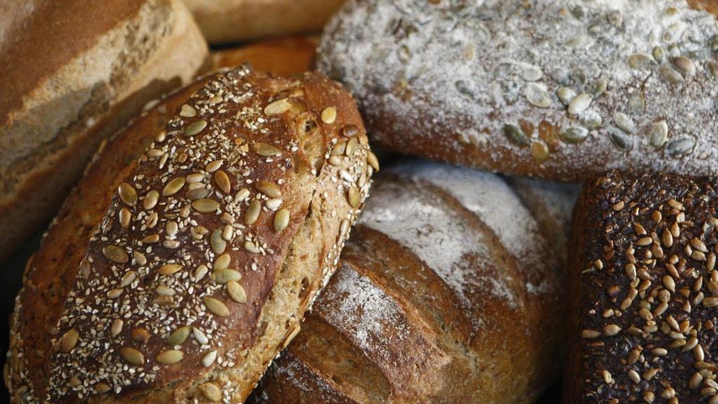 Varios bollos de pan integral.