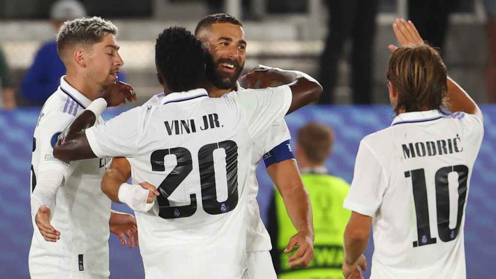 Vinicius, Fede Valverde y Modric felicitan a Benzema por su gol en la Supercopa de Europa 2022