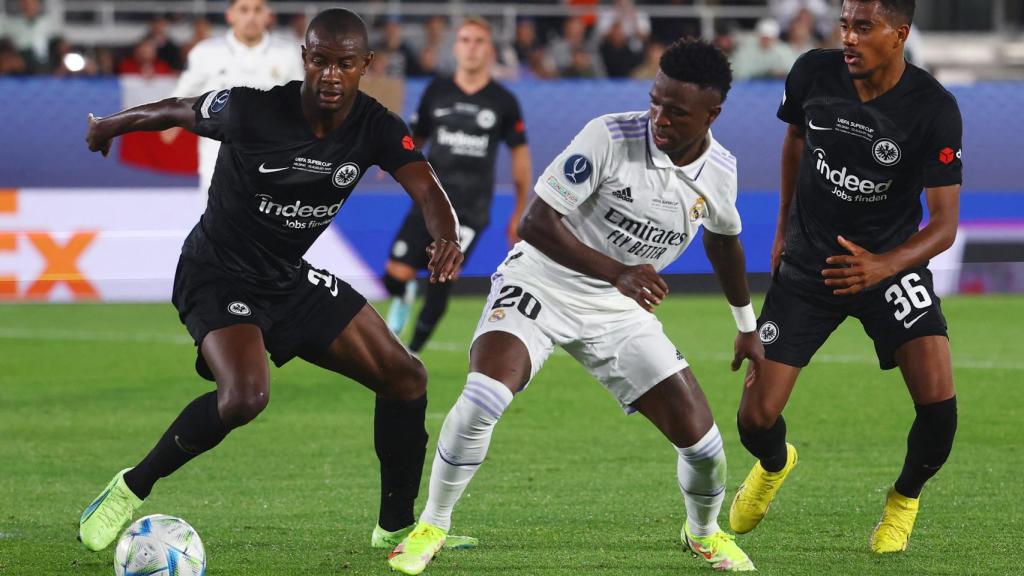 Vinicius Jr., luchando por la posesión con Evan Ndicka y Ansgar Knauff en la final de la Supercopa de Europa 2022