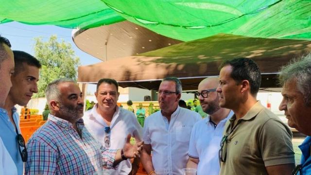 Carlos Velázquez, a la derecha, este miércoles en Villacañas (Toledo).