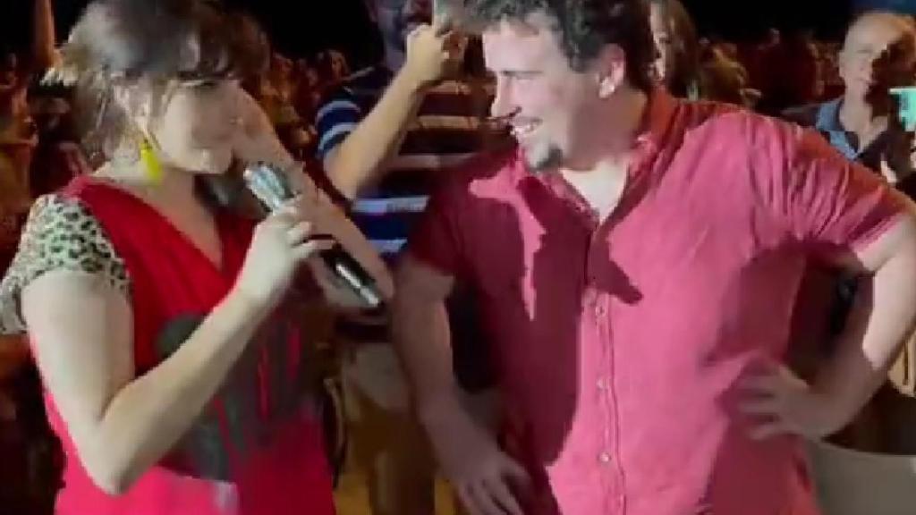 Rozalén junto al joven que ha pedido matrimonio a su novia durante el concierto de Salobreña.