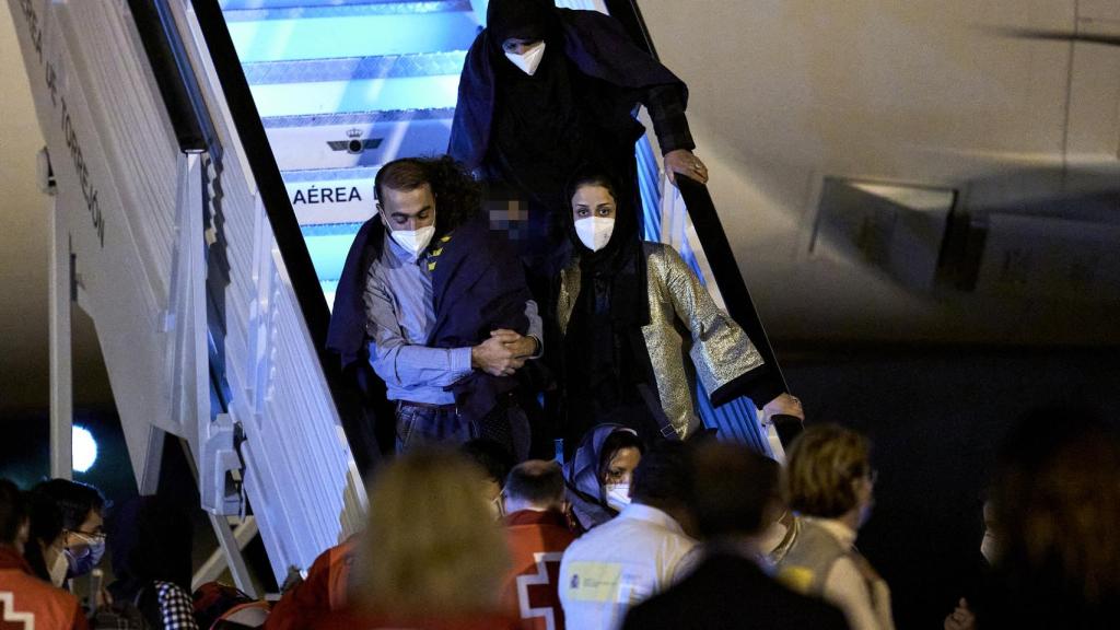 Un avión con 150 ciudadanos afganos aterriza en la base de Torrejón, en Madrid, en octubre de 2021.