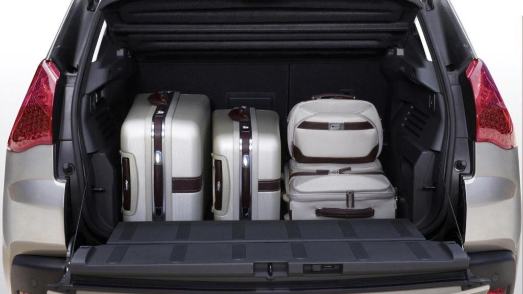 Los bultos más pesados tendrán que ir en la zona más próxima a la boca del maletero.