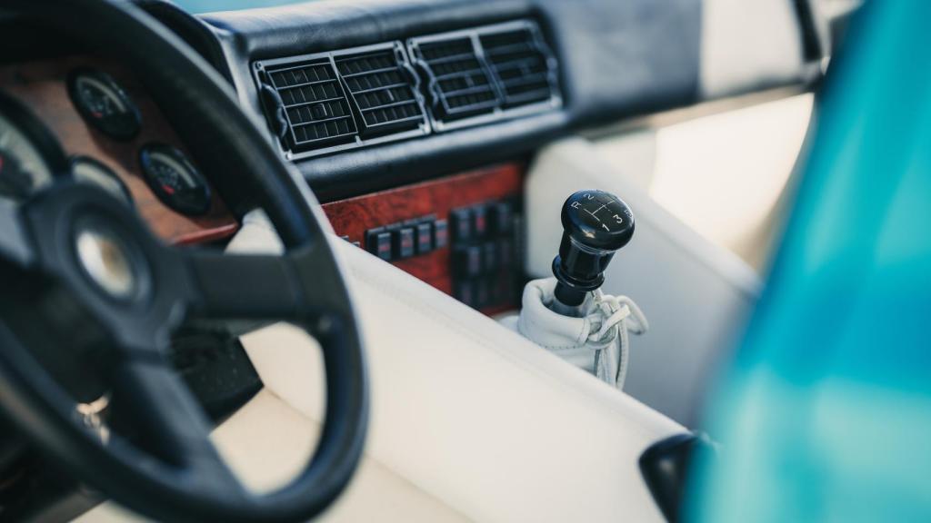 El interior está revestido con cuero de color blanco y madera.