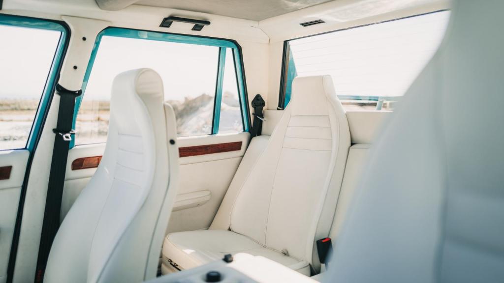 Tiene un espacio interior muy amplio con solo cuatro plazas.