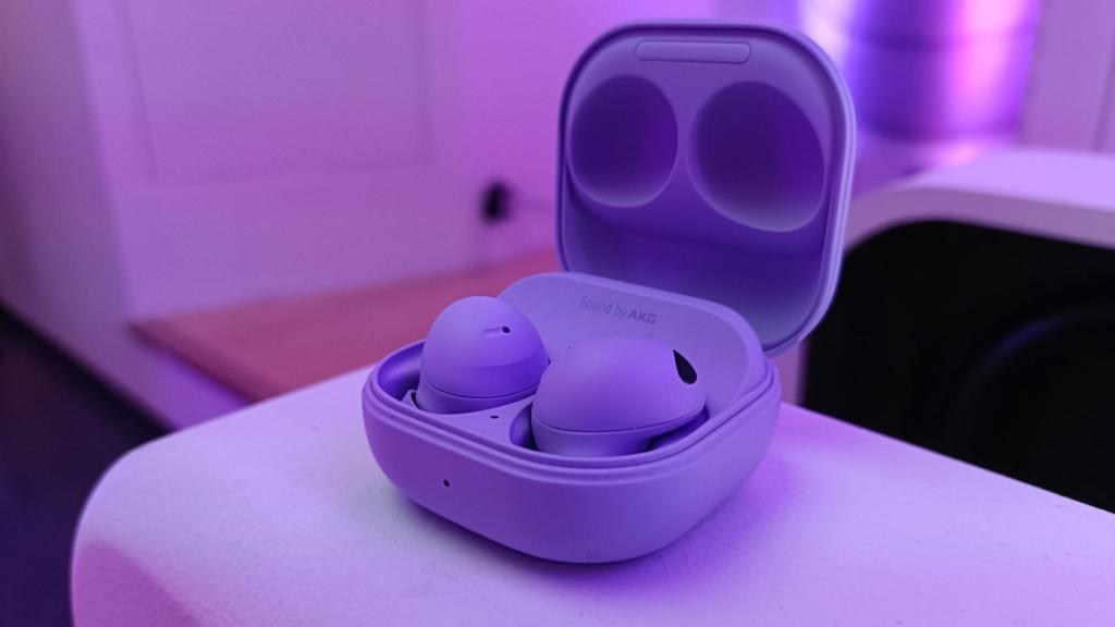 Los Samsung Galaxy Buds 2 Pro en color púrpura.