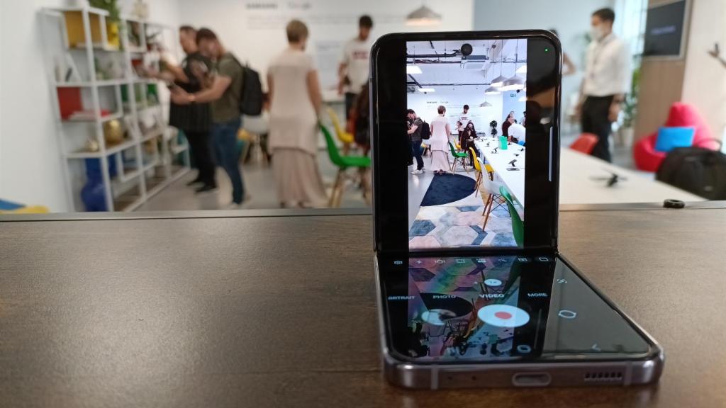 El Flex Mode del Galaxy Z Flip 4.