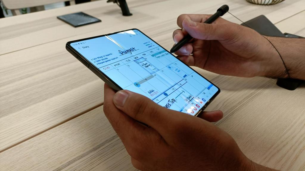 Utilizando el S Pen en el Samsung Galaxy Z Fold 4.