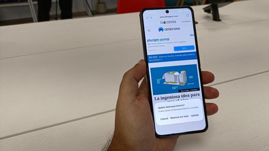 El Samsung Galaxy Z Flip 4 con la pantalla desplegada.