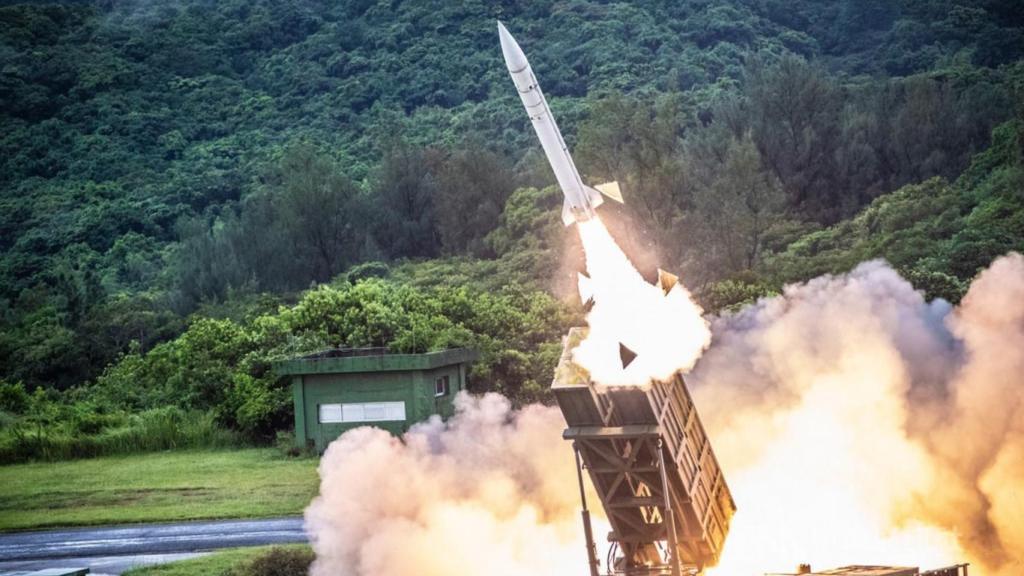 El lanzamiento de un misil Sky Bow III desde una plataforma fija