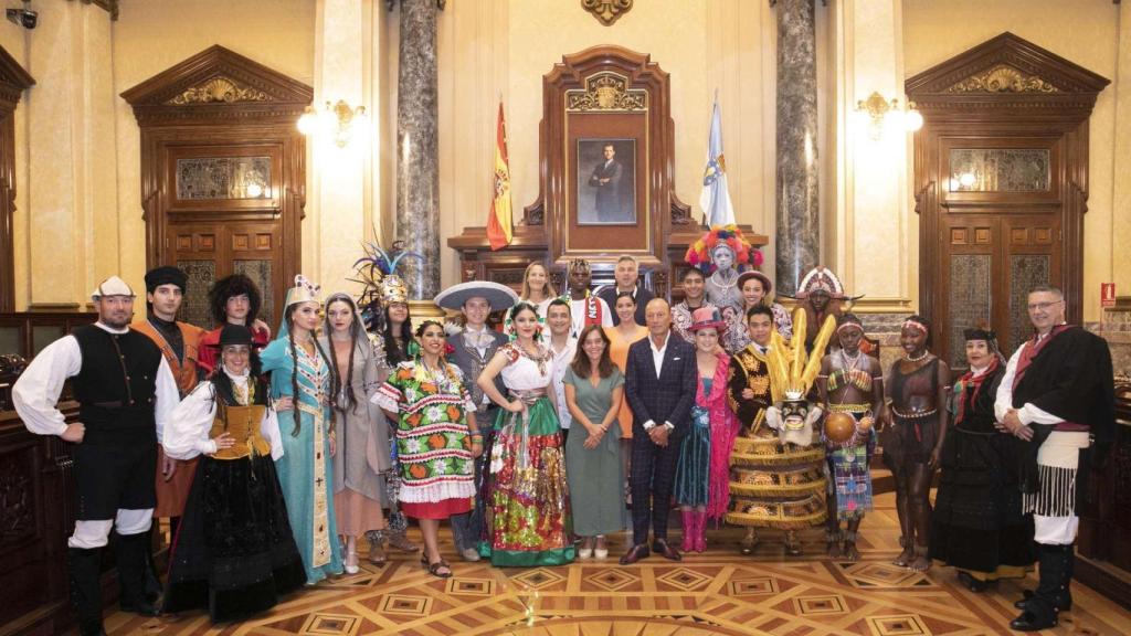 Los participantes del Festival Internacional do Folclore Cidade da Coruña, en María Pita