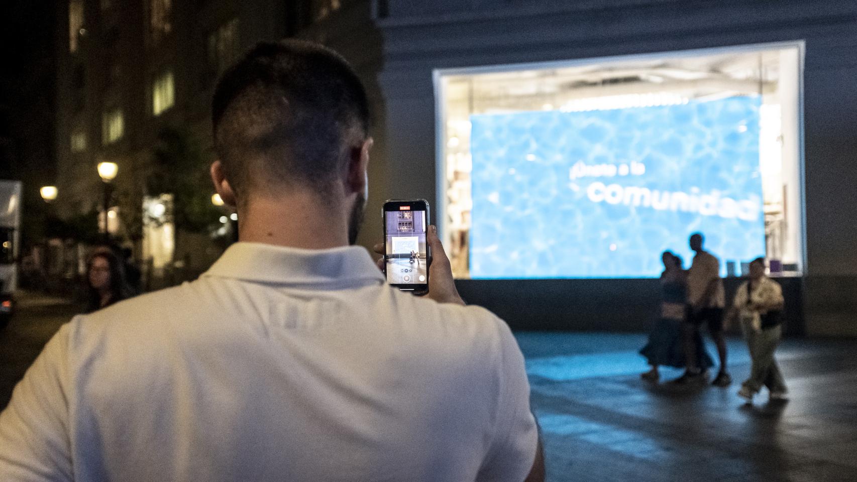 Sánchez se queda solo en su primera noche de ahorro energético