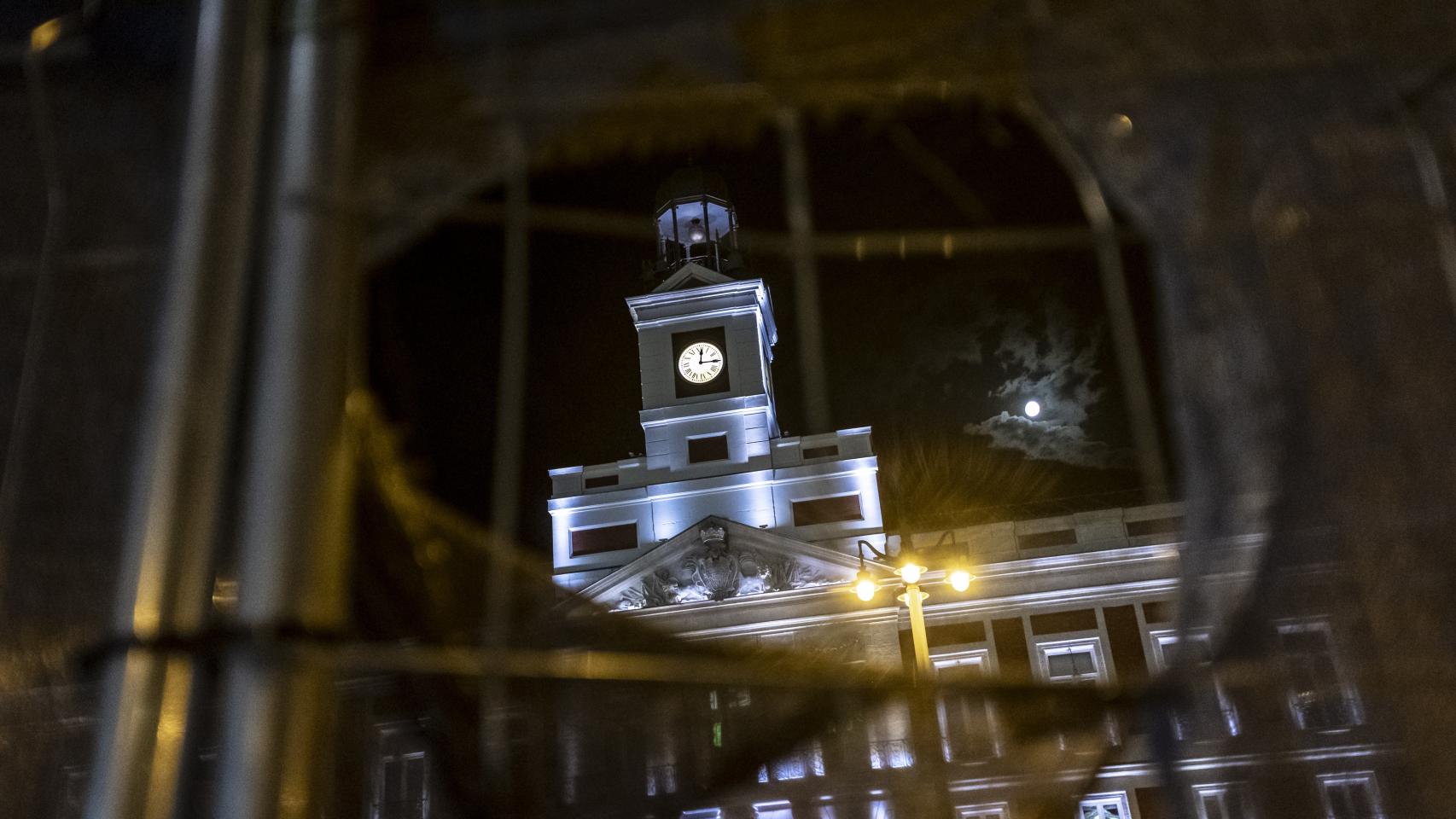 Sánchez se queda solo en su primera noche de ahorro energético