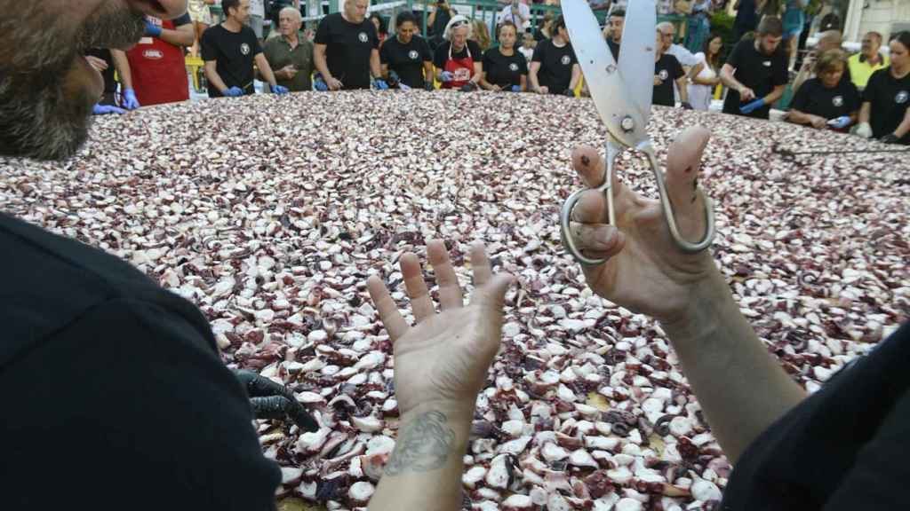 O Carballiño bate su propio récord con la tapa del pulpo más grande del mundo.