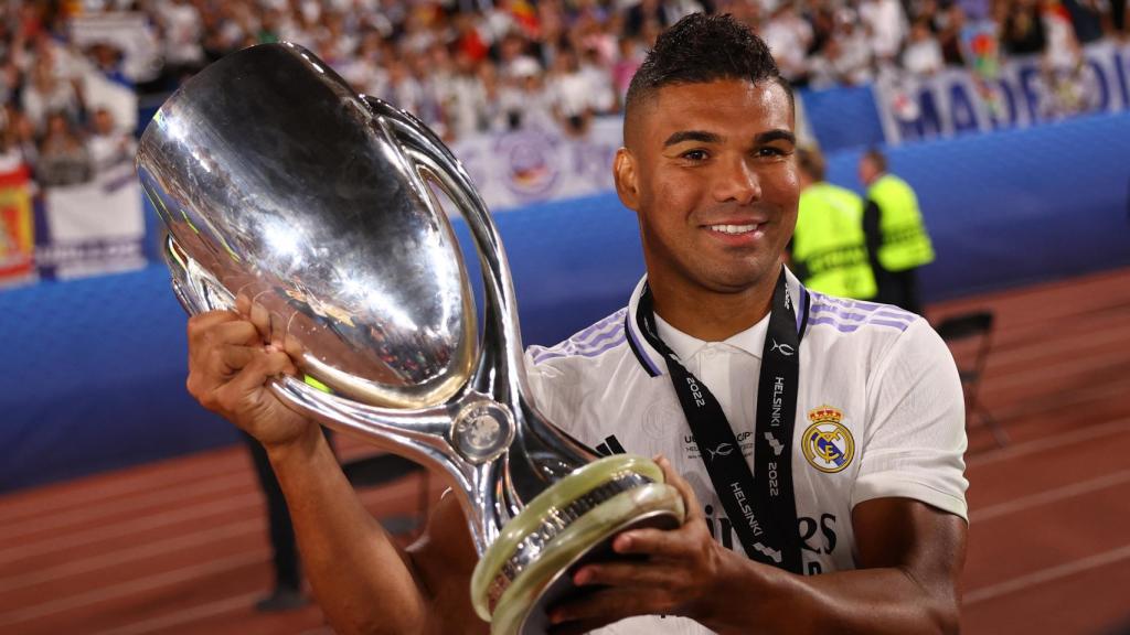Casemiro levanta la Supercopa de Europa.