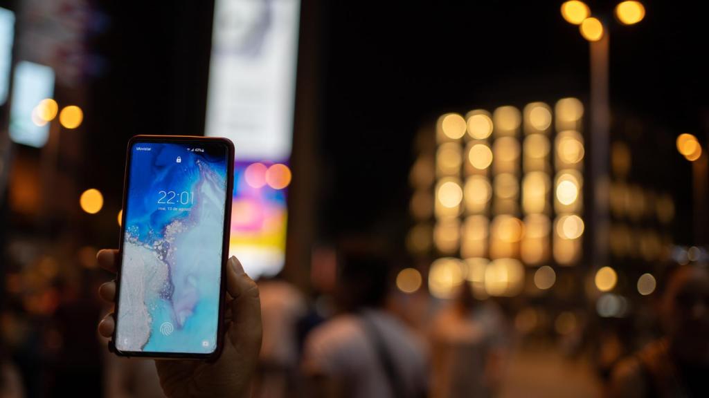 Las luces de Callao permanecen encendidas pasadas las 22:00 de la noche del miércoles.