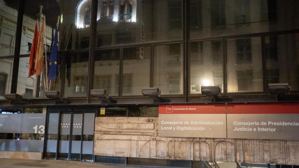 Edificio de la CAM apagado en la noche del miércoles.