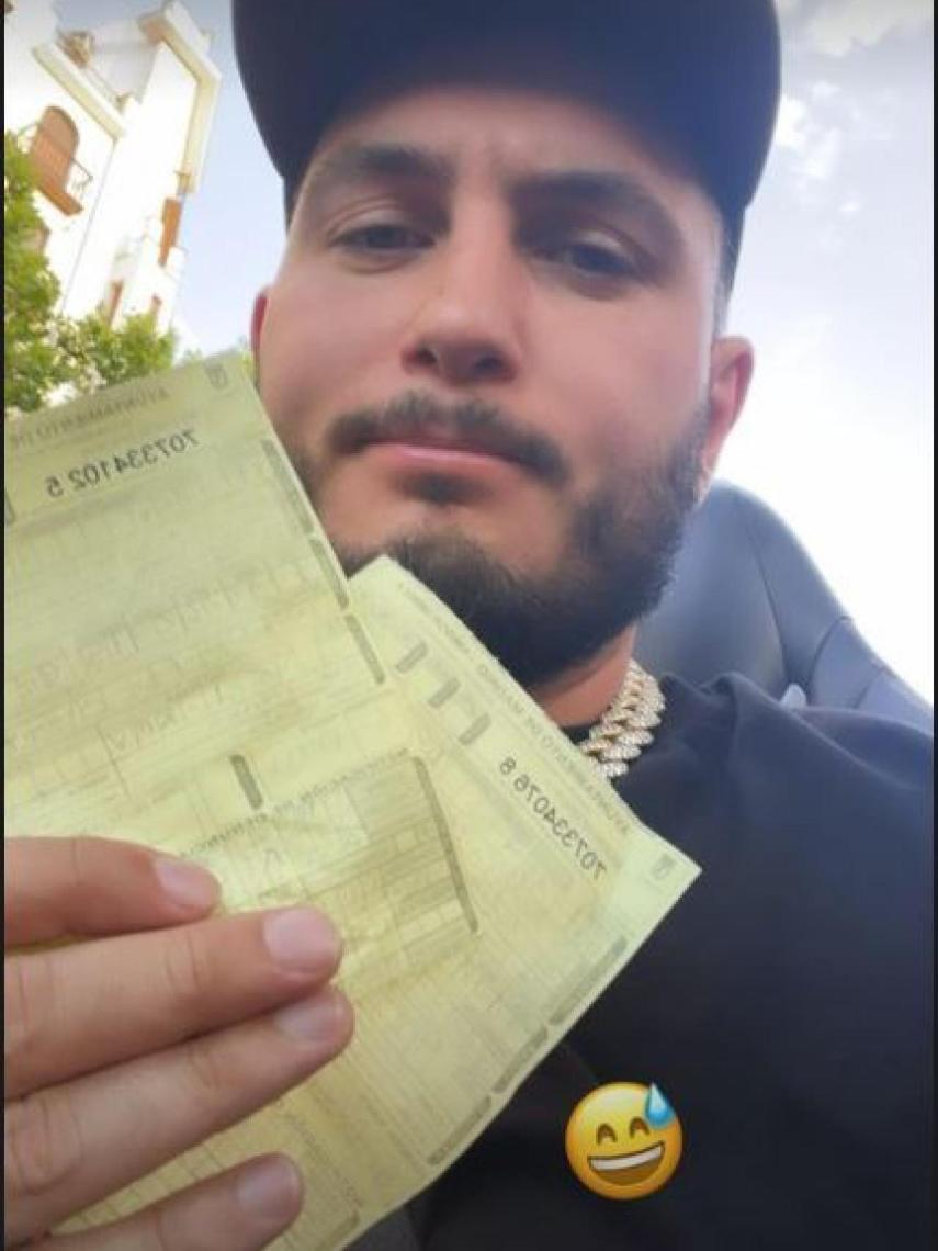 El cantante enseña las multas que le han puesto.