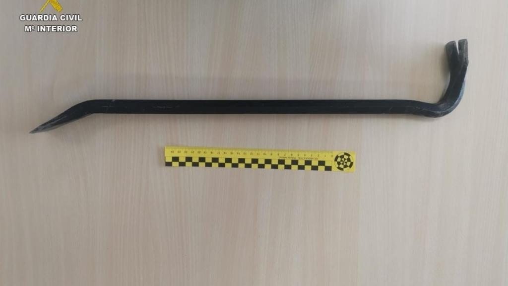 La palanca con la que, presuntamente, forzaban el acceso a los comercios.