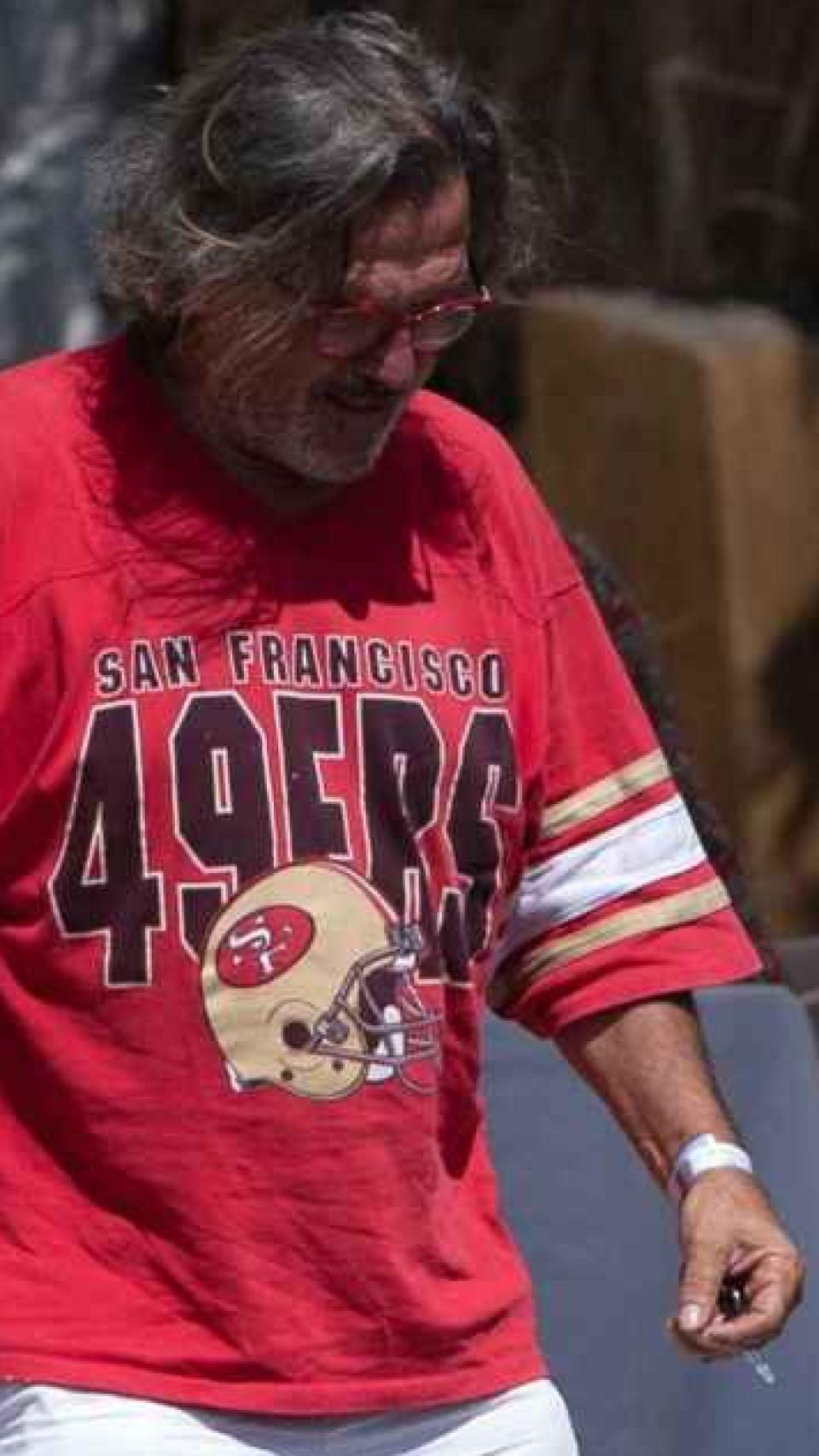 La imagen de Pepe Navarro luciendo la pulsera de hospital.