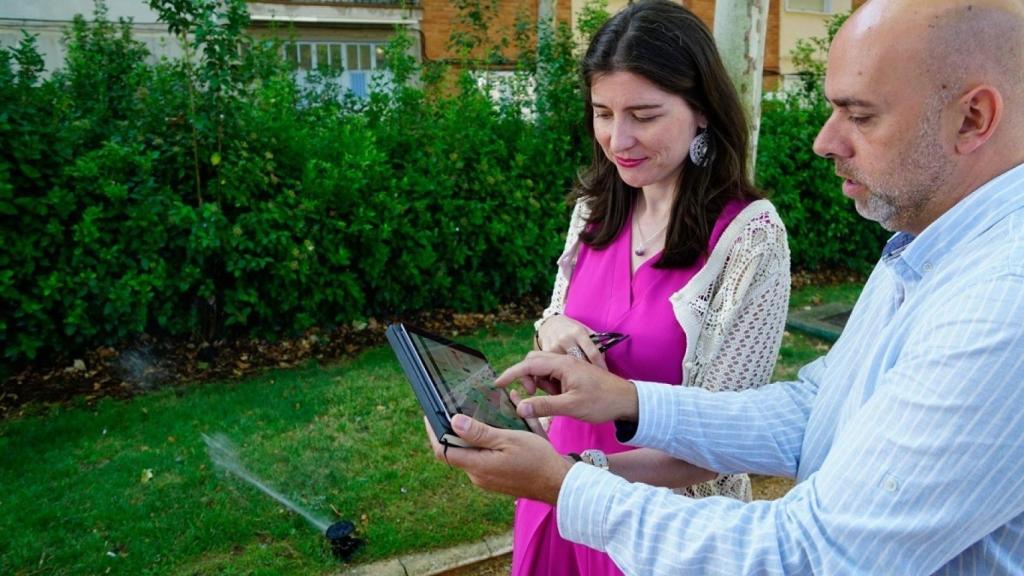 La concejala de Medio Ambiente, Parques y Jardines, Miryam Rodríguez, observa el sistema de telegestión de riego
