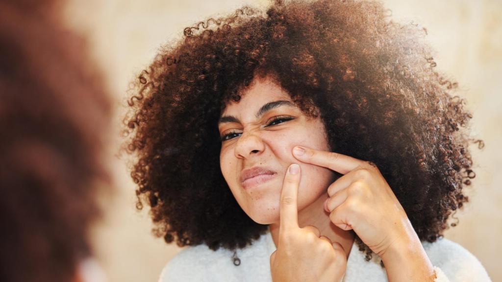 Explotar espinillas y ver vídeos de ello.