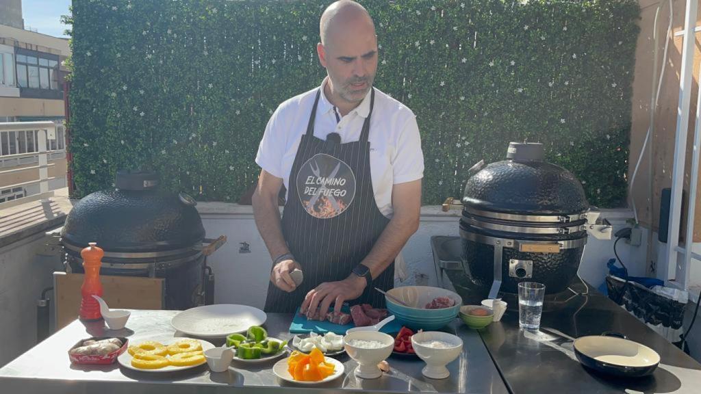 Armengol durante la grabación de uno de sus programas de cocina en su canal de Youtube