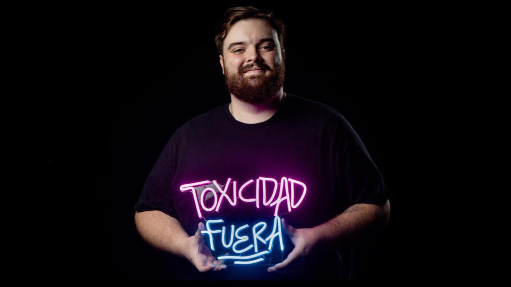 Llanos promocionando el Z Flip 4.