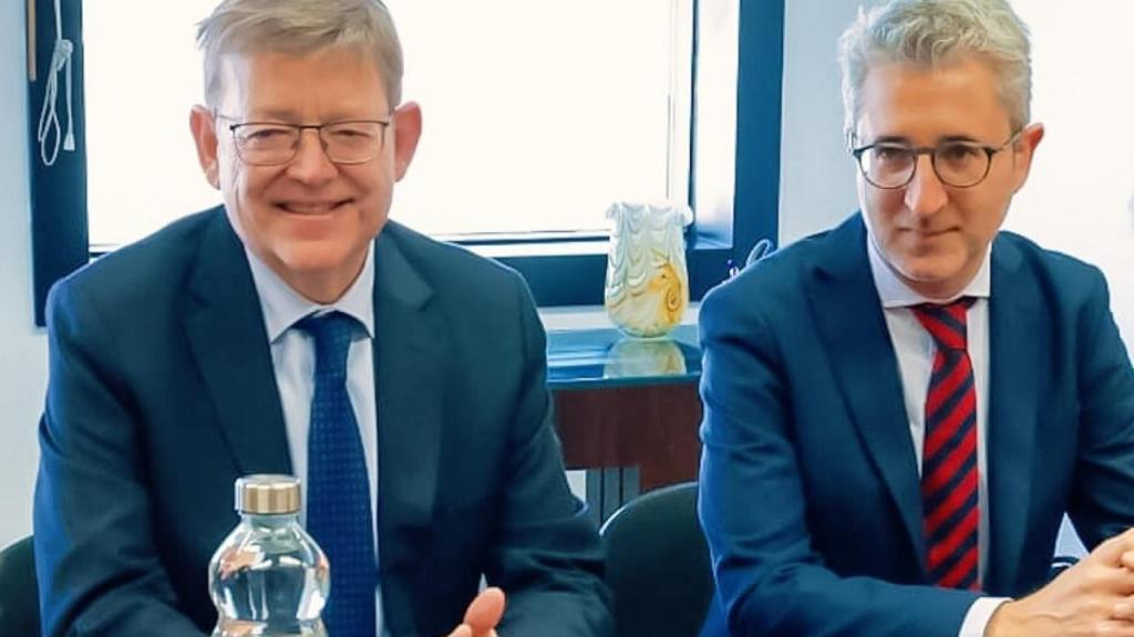 El conseller de Hacienda, Arcadi España, con el president Ximo Puig en una imagen de archivo.