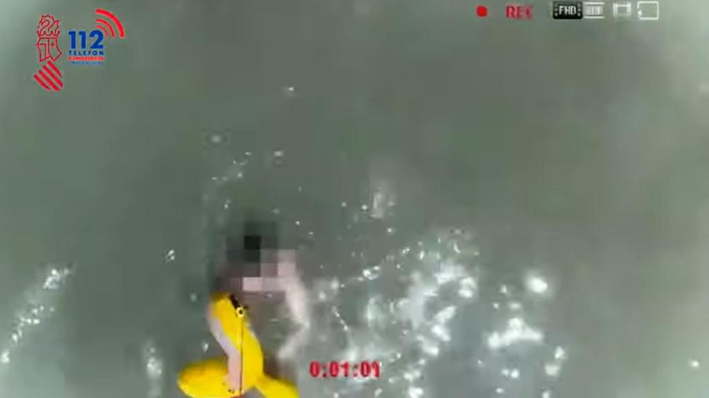 Un instante del rescate efectuado por esta empresa en Guardamar del Segura (Alicante) en agosto de 2021.