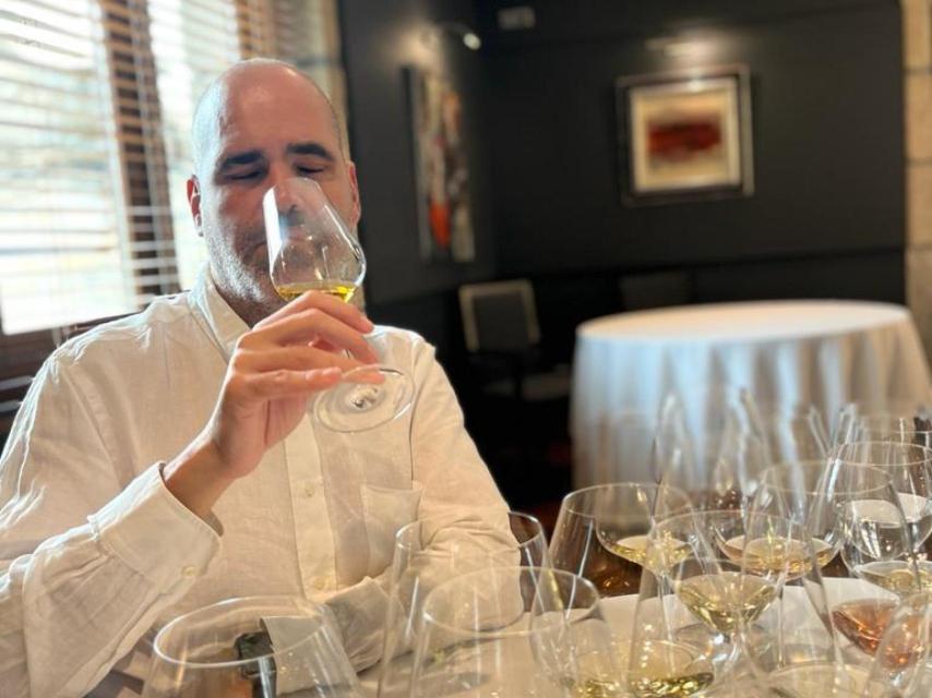 Jonatan Armengol, catando un vino blanco