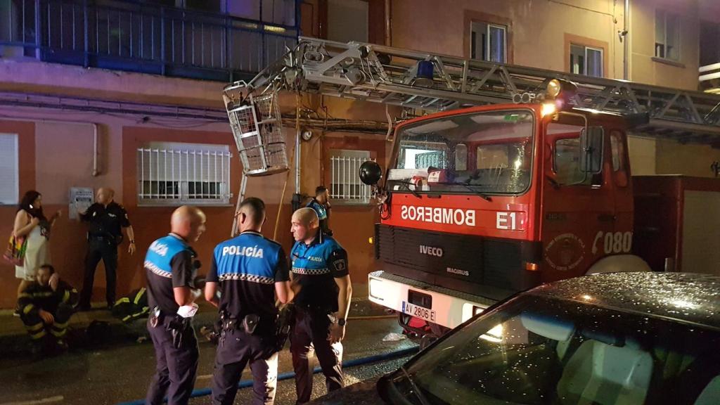 Bomberos y policías en el lugar del incendio