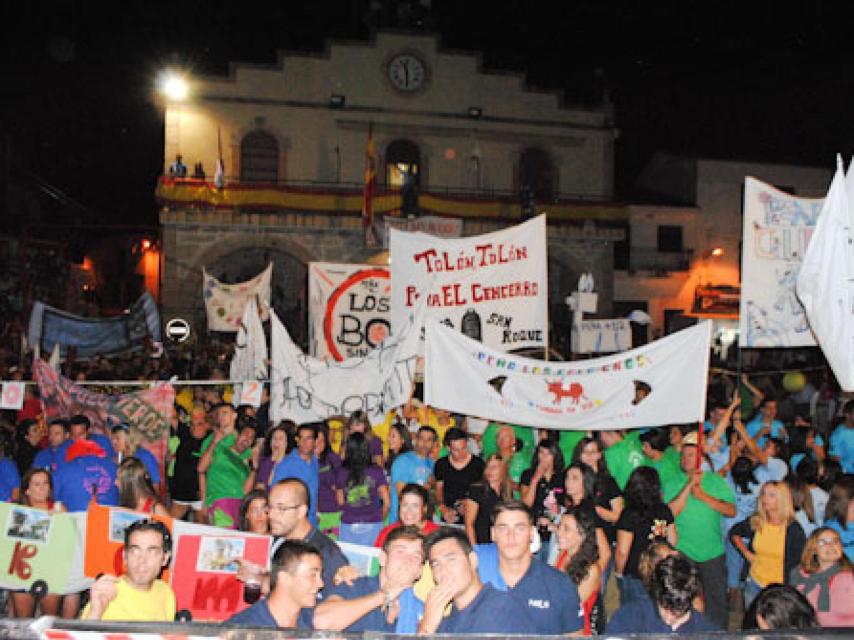 Las peñas de las fiestas, como en Villarino de los Aires durante el desfile