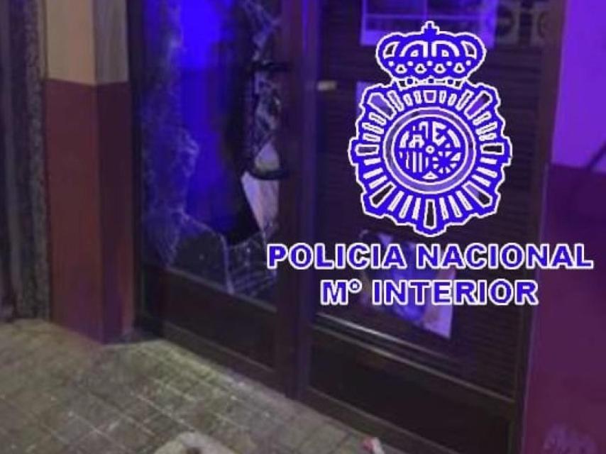 Cristal del establecimiento roto