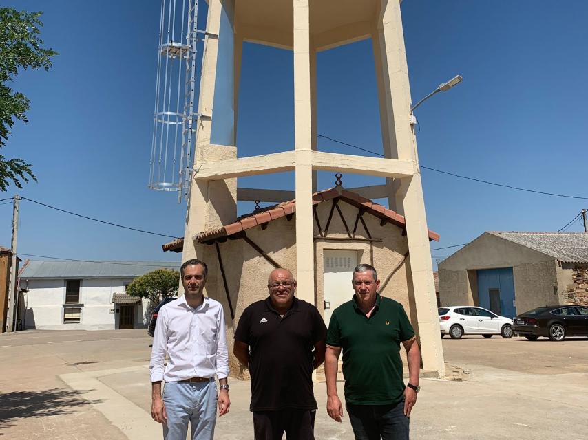 Santa Eufemia del Barco impermeabiliza su depósito de agua para mejorar el abastecimiento