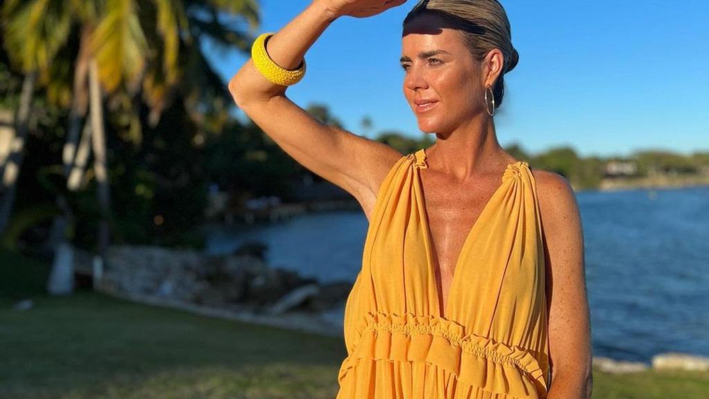 Amelia Bono luciendo su brazalete.