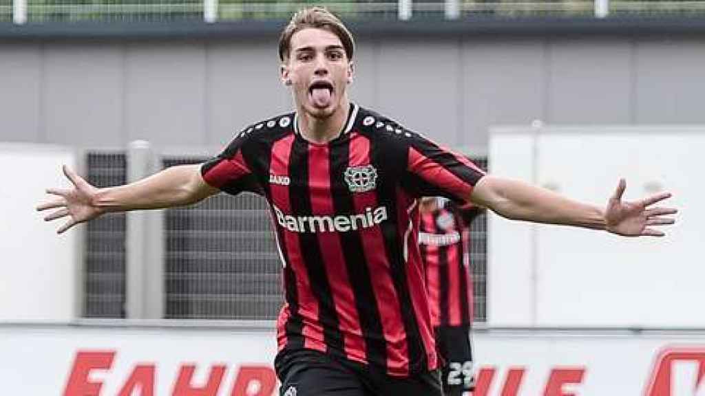 Iker Bravo celebra un gol en la cantera del Bayer Leverkusen