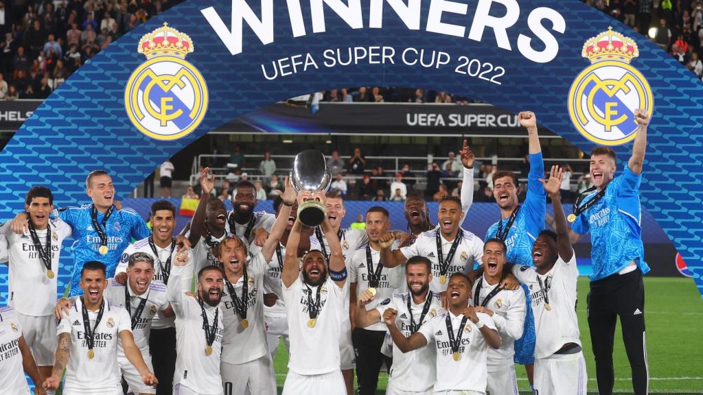 Karim Benzema, levantando la Supercopa de Europa 2022
