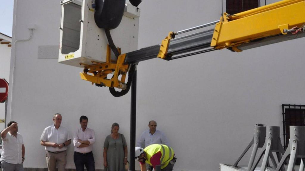 Caballero supervisa la sustitución de luminarias en Carrión de Calatrava