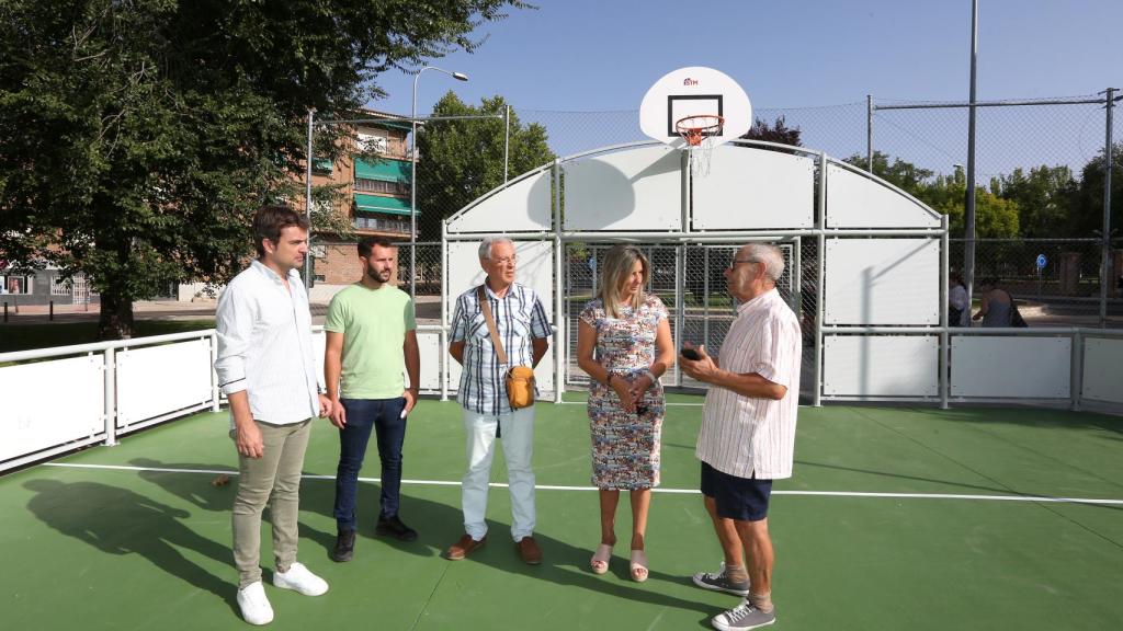 La alcaldesa Milagros Tolón ha visitado la remodelación de la pista polideportiva del parque Aquisgrán.