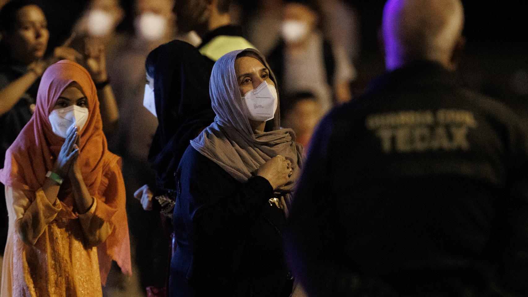 Varios refugiados afganos, tras aterrizar en Torrejón de Ardoz, este miércoles.
