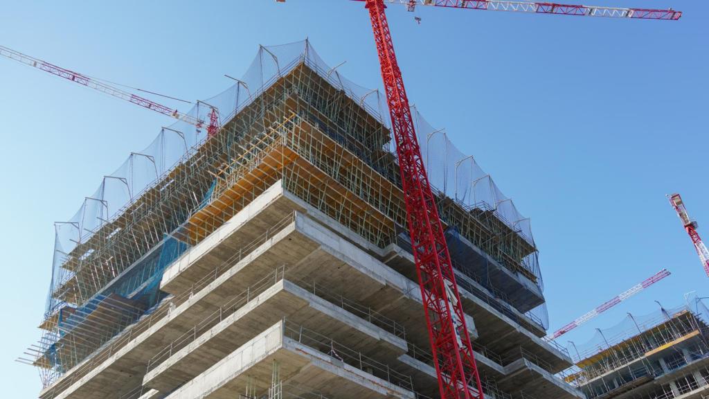 Obras de construcción de una de las torres del litoral oeste de Málaga.