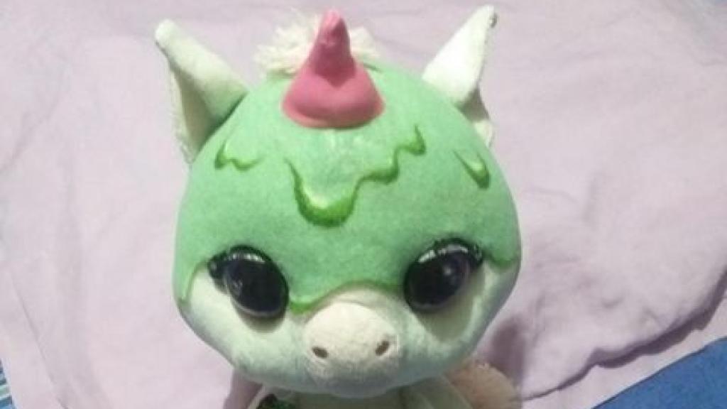 Final feliz para Victoria y su unicornio de peluche.