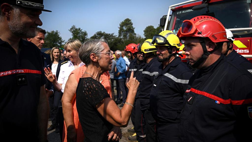 Elisabeth Borne conversa con bomberos en su visita este jueves a Hostens.